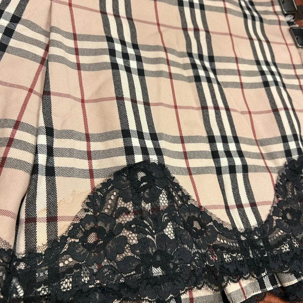 Burberry Vintage Beige Plaid Mini Skirt with Black Lace - Picture 3 of 9